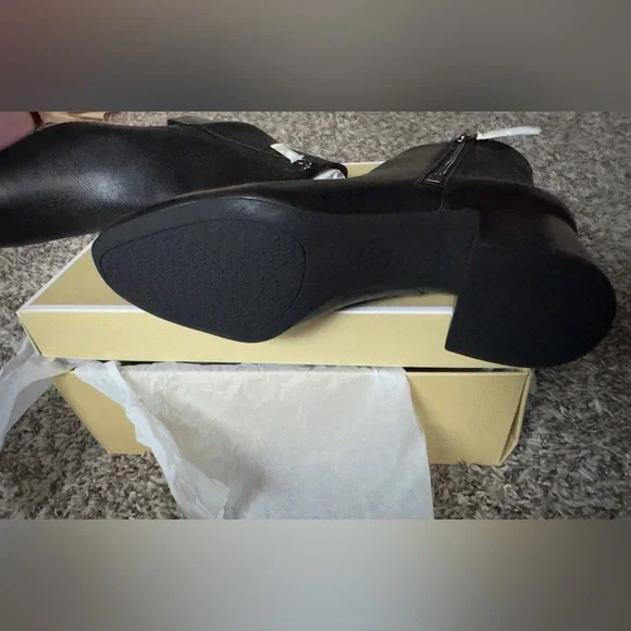 NWT New In Box MICHAEL MICHAEL KORS
Alane Pebbled Leather Ankle Boot Size 8.5 - Picture 9 of 11